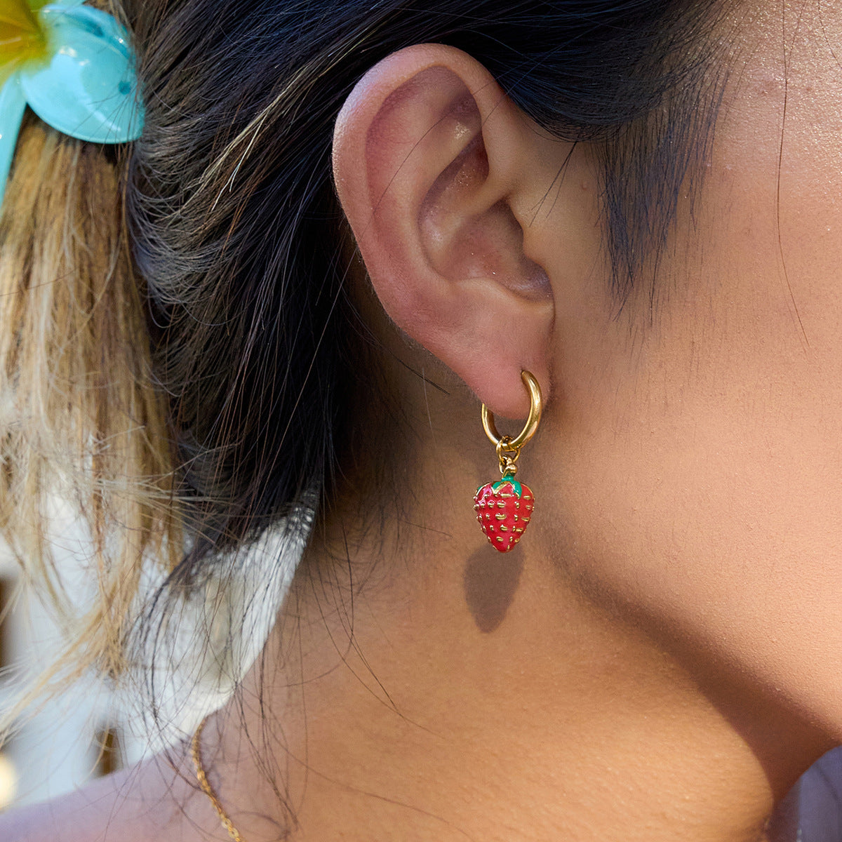 Quiet design, sweet and romantic, 18K gold stainless steel red drip oil stainless steel strawberry pendant earrings, earrings