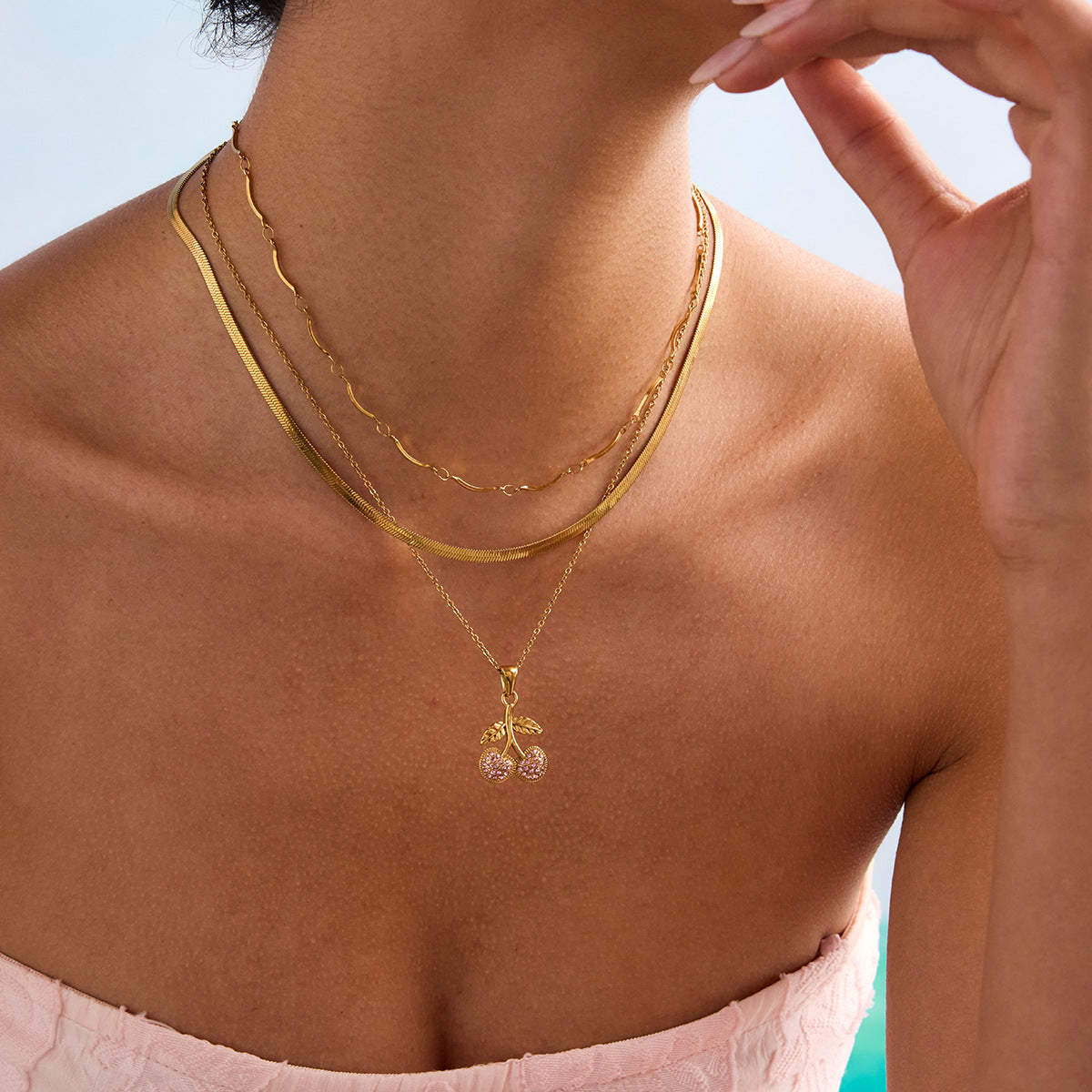 Quiet European and American stainless steel necklace, light luxury and high-end 18K gold titanium steel design sense pink zirconium cherry pendant accessories