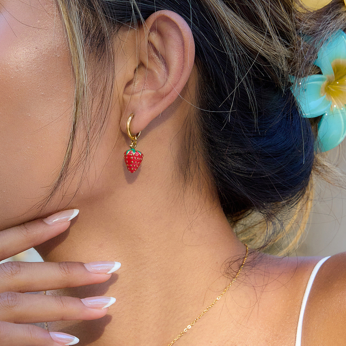 Quiet design, sweet and romantic, 18K gold stainless steel red drip oil stainless steel strawberry pendant earrings, earrings