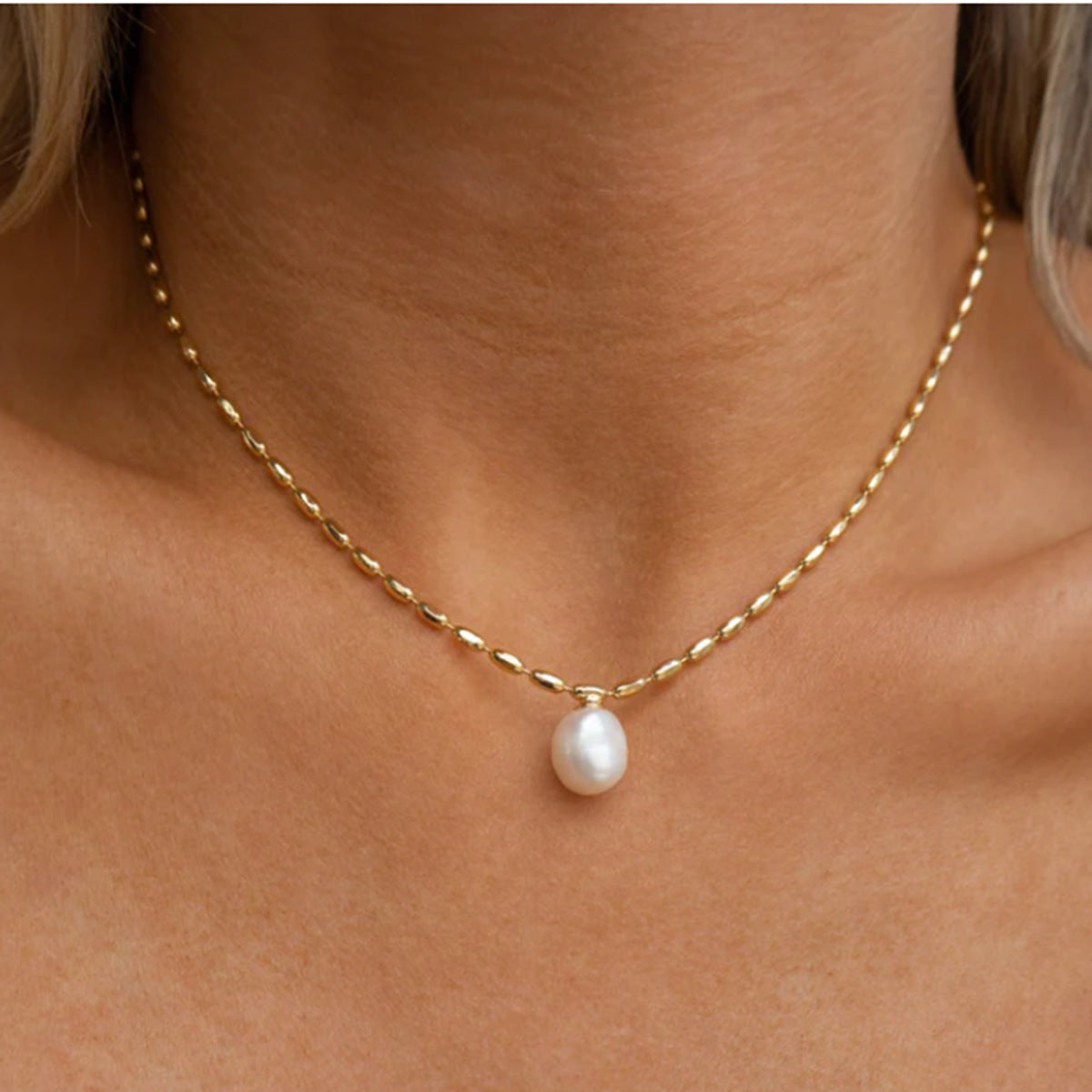 Quiet and charming design 18k gold pearl pendant necklace, titanium steel light luxury niche collarbone chain, high-end cross-border accessory
