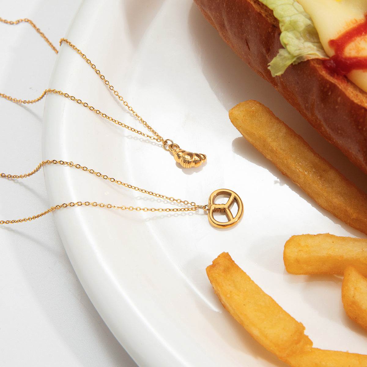 Jingqiao European and American titanium steel fading necklace for women, fun horn bag pendant necklace, light luxury niche design accessory for women