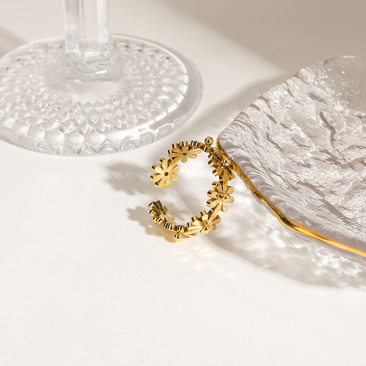 Jingqiao Design 18K Gold Stainless Steel Daisy Flower Ring, Trendy Versatile Fashion Accessories Versatile Wholesale