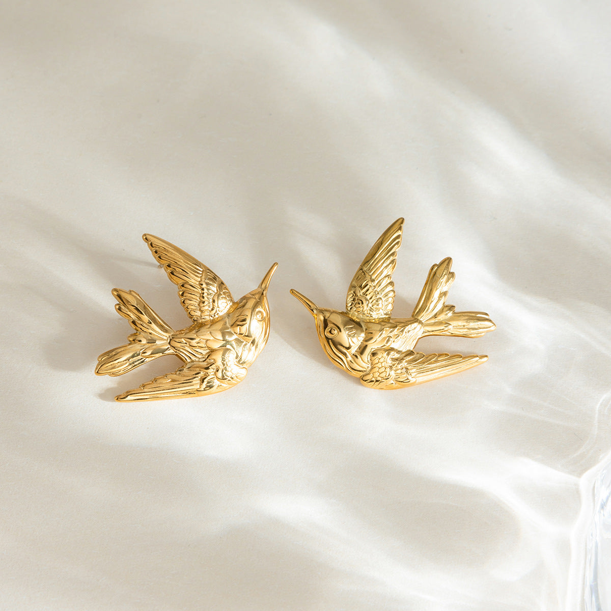 Quiet classic style, stainless steel and flat dove-shaped stud earrings, European and American design, unique sense of design, light luxury and high-end earrings
