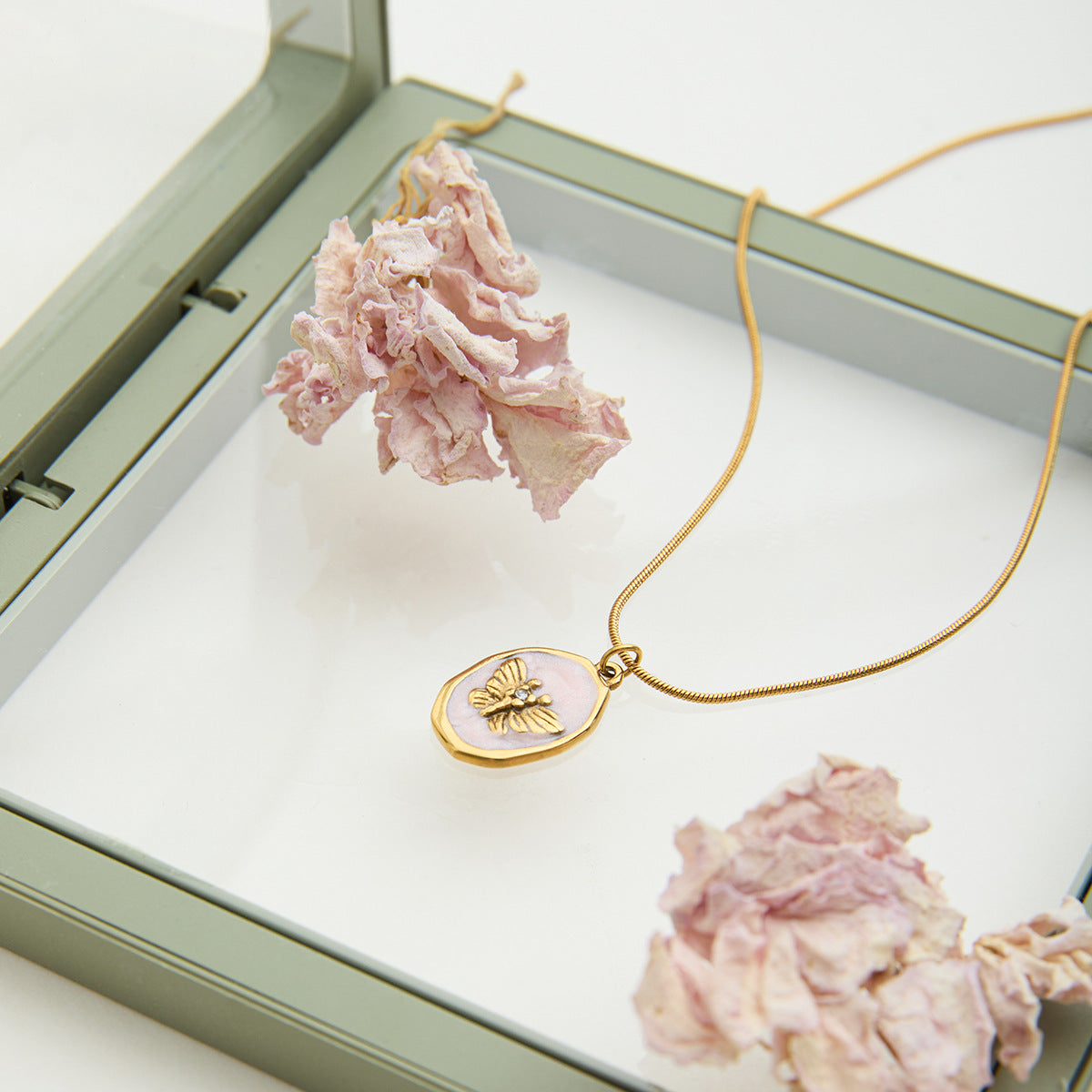 Quiet design, sweet and romantic, 18K gold stainless steel pale pink oil dripping butterfly pendant stainless steel necklace