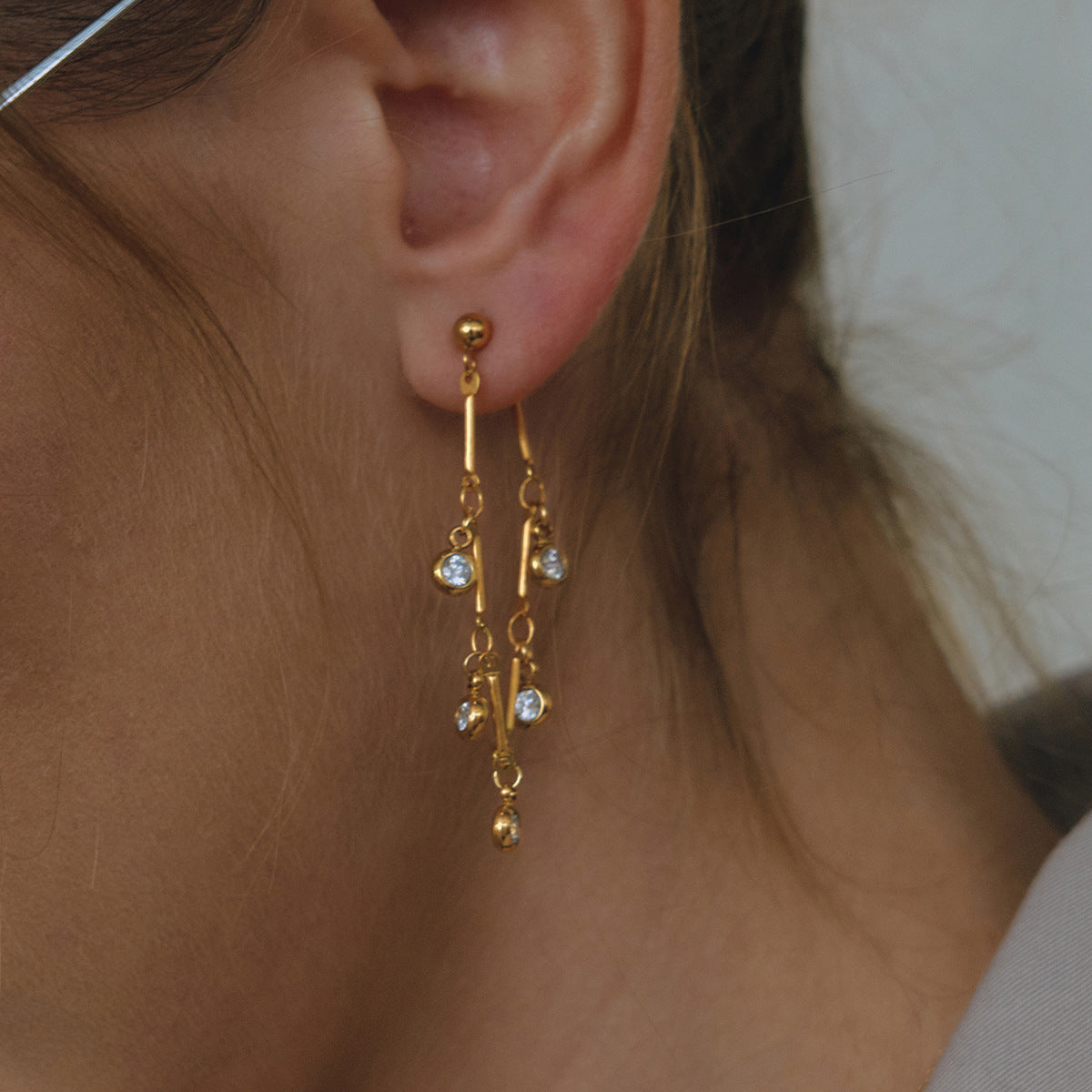 Jingqiao European and American stainless steel 18K white zircon tassel earrings, fashionable and elegant with shining stud earrings, new cross-border style for women