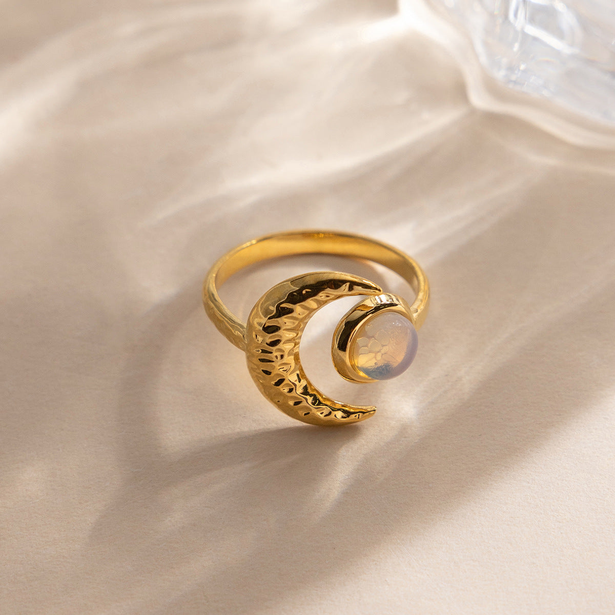 Jingqiao European and American stainless steel 18K opal moon ring, cross-border accessory, elegant fashion, high-end style for women