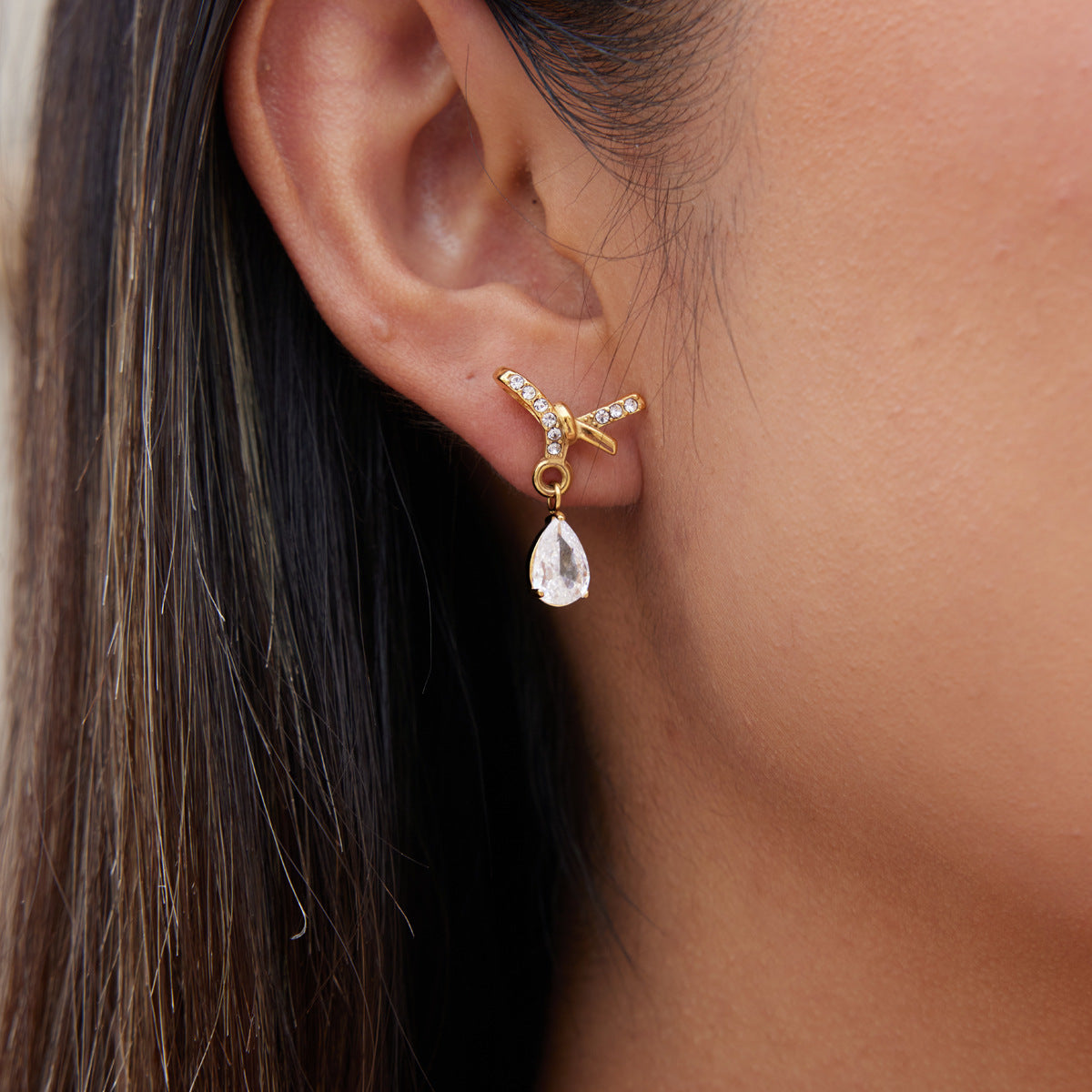 Jingqiao stainless steel earrings, rhinestone bows, teardrop-shaped zircon pendants, titanium steel cross-border accessories that do not fade