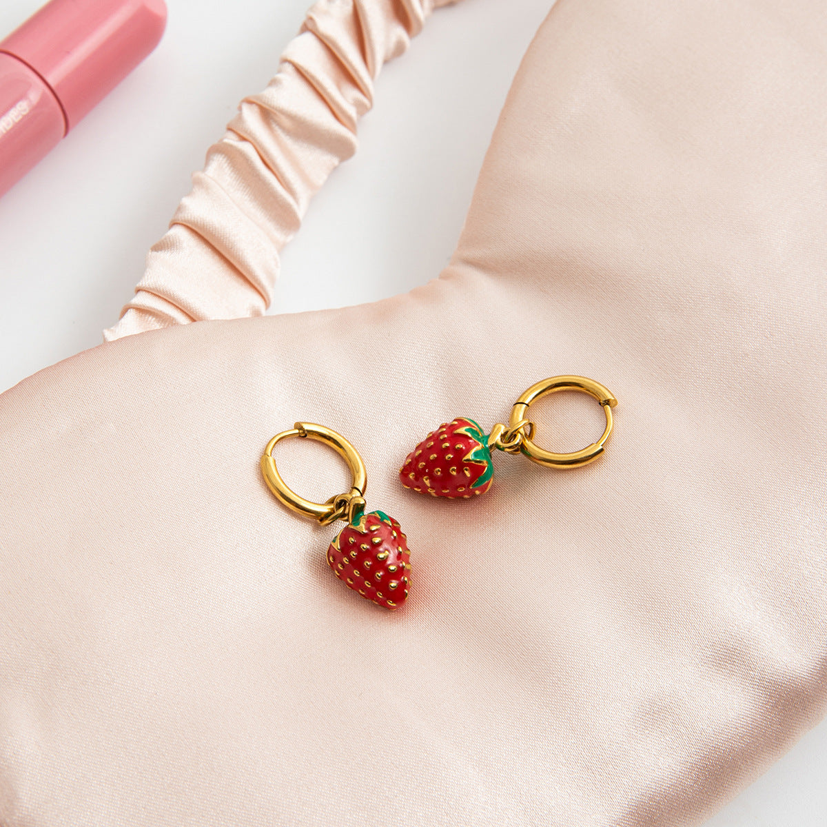 Quiet design, sweet and romantic, 18K gold stainless steel red drip oil stainless steel strawberry pendant earrings, earrings
