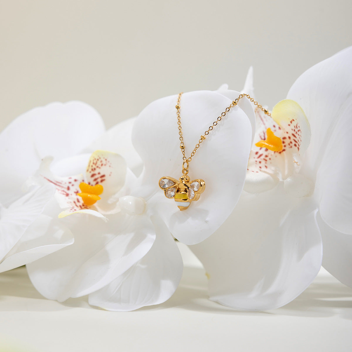 Jingqiao sweet style stainless steel zircon oil-dripping bee necklace accessory for women's autumn and winter, titanium steel color-resistant cross-border accessory