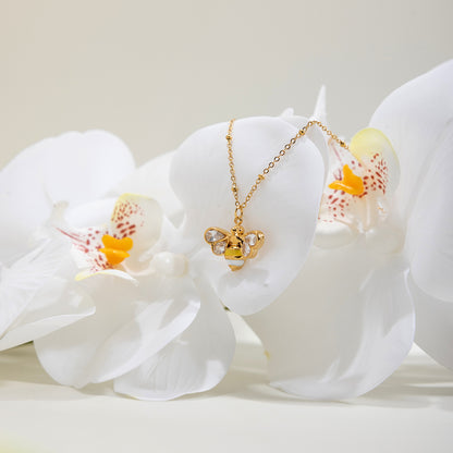 Jingqiao sweet style stainless steel zircon oil-dripping bee necklace accessory for women's autumn and winter, titanium steel color-resistant cross-border accessory