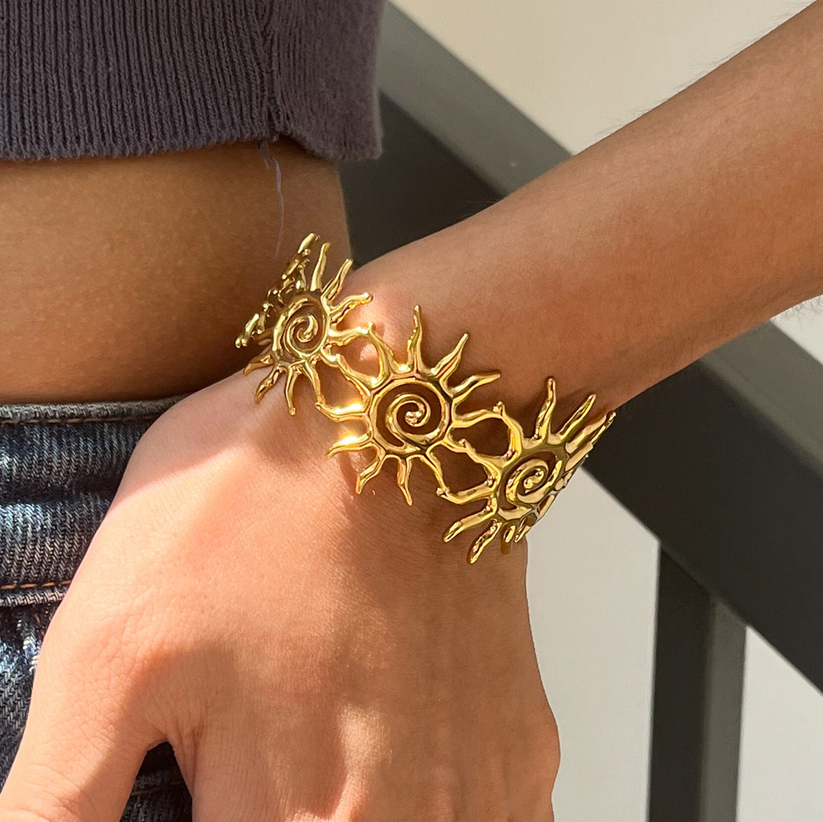 Quiet design classic style 18K gold stainless steel hammered spiral openwork sun opening stainless steel bracelet