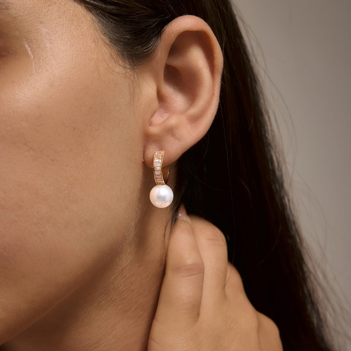 Jingqiao titanium steel earrings, zircon glass pearl pendants, C-shaped earrings, light luxury and high-end stainless steel earrings cross-border