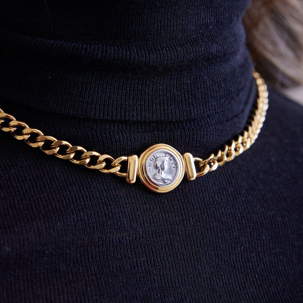 Classic 18K gold stainless steel gold-silver color-block portrait coin engraving round pendant necklace with a quiet and charming design