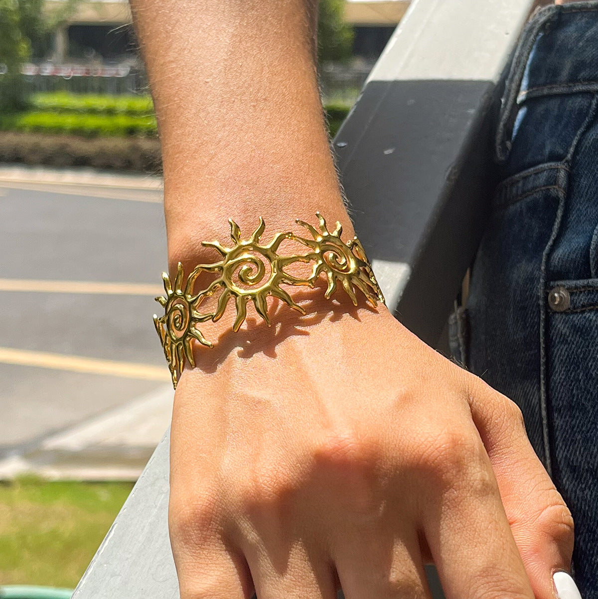Quiet design classic style 18K gold stainless steel hammered spiral openwork sun opening stainless steel bracelet