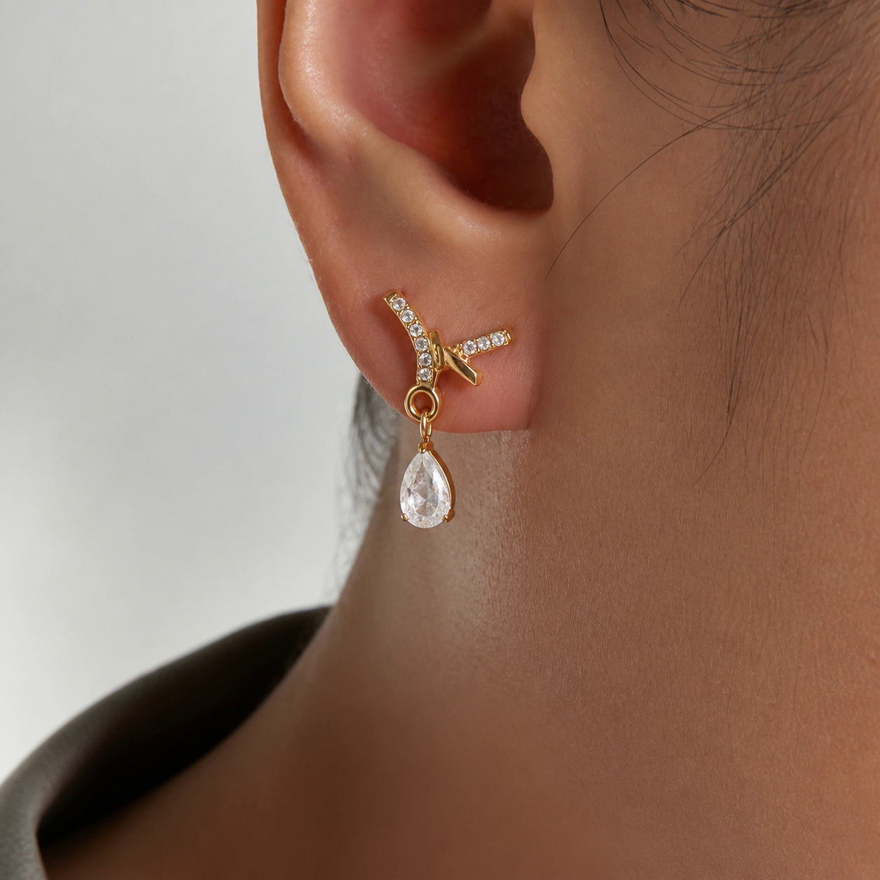 Jingqiao stainless steel earrings, rhinestone bows, teardrop-shaped zircon pendants, titanium steel cross-border accessories that do not fade